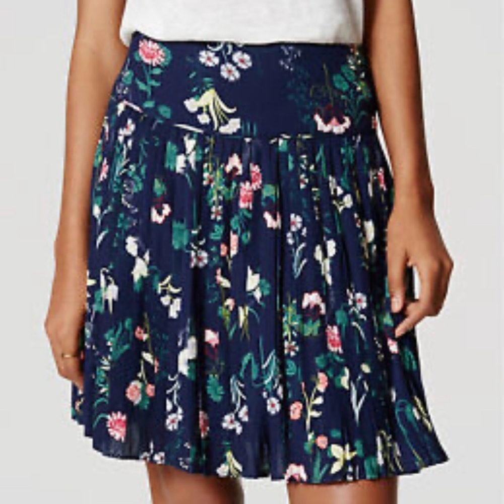 ❤️2/$15 or 3/$21❤️Loft Navy Blue Floral Pleated Skater Skirt, Size 00